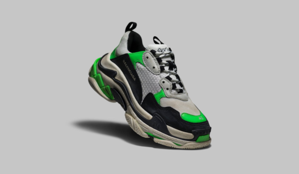 תישאר או תקרוס באירוניות לתוך עצמה? Balenciaga Triple S Mr. Porter Neon Green