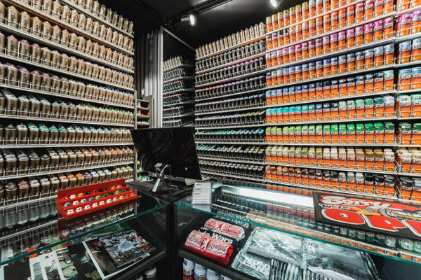 כל הצבעים בעולם: אוברקיל ברלין | חנויות הסניקרס הכי שוות בברלין
