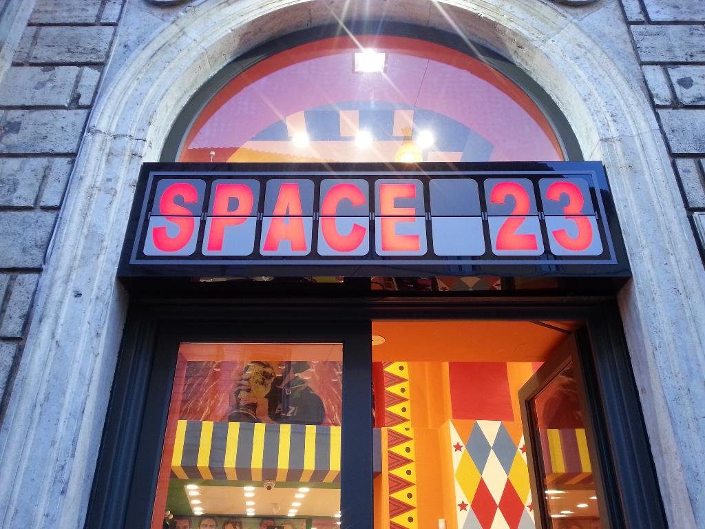 סניפים מרהיבים ונוצצים: Space 23