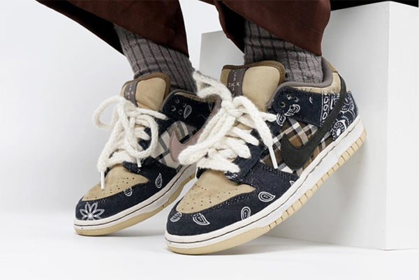 להמונים: SB Dunk Low Travis Scott  