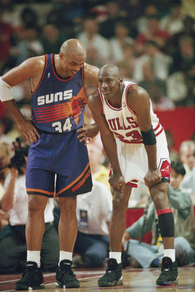 מימין: מייקל ג'ורדן עם ה-Air Jordan 8, משמאל: צ'ארלס בארקלי עם ה-Nike Air Force Max 