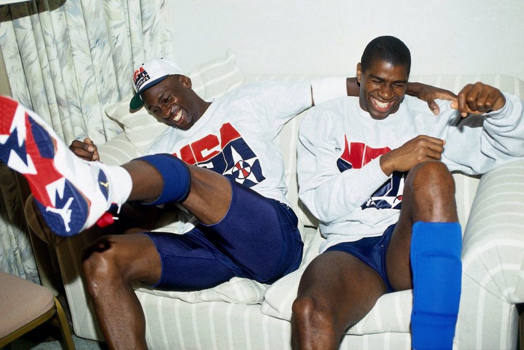 מימין: מג'יק ג'ונסון, משמאל: מייקל ג'ורדן עם ה-Jordan 7 OG Olympic