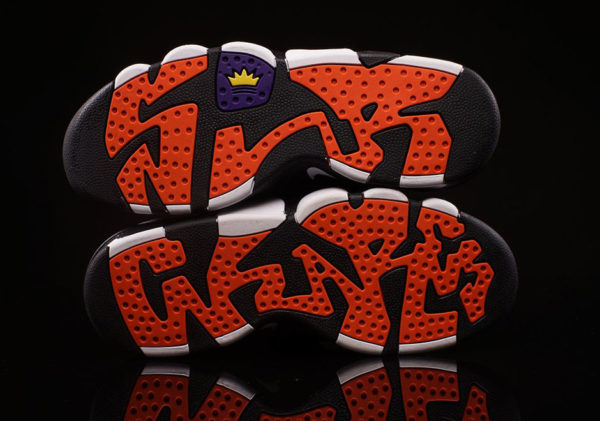 הכיתוב Sir Charles בסוליה של ה-Nike Air CB 34