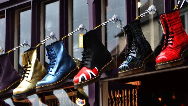נעלי דר מרטינס: מהפאנק והגראנג' עד למיינסטרים | Dr. Martens